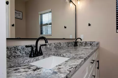 Bath - 1367 S Casa Grande Ave, Springfield, MO 65802 photo 4 of 5
