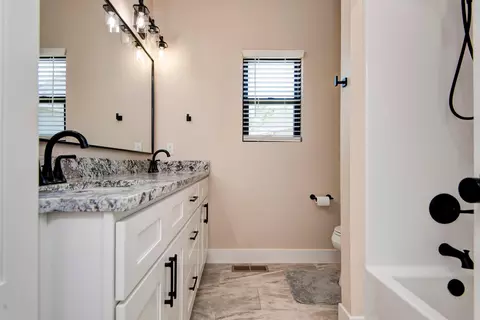 Bath - 1367 S Casa Grande Ave, Springfield, MO 65802 photo 3 of 5