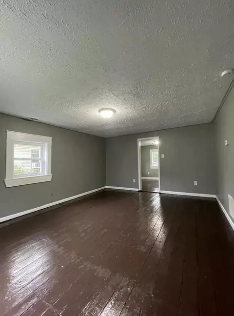 Living - 911 S Missouri Ave, Springfield, MO 65806 photo 2 of 2