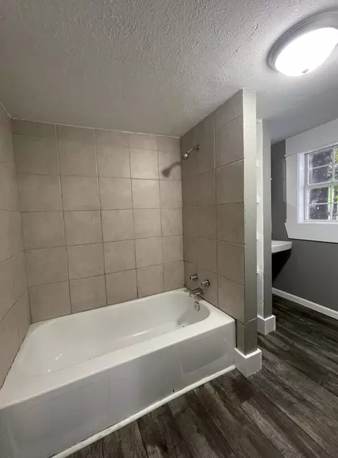 Bath - 911 S Missouri Ave, Springfield, MO 65806 photo 2 of 2