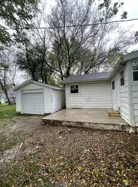 Exterior - 911 S Missouri Ave, Springfield, MO 65806 photo 3 of 3
