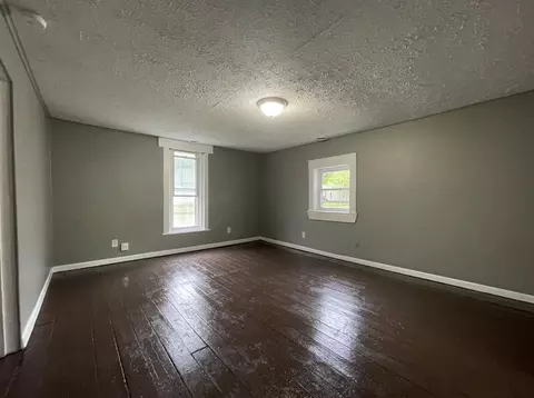 Living - 911 S Missouri Ave, Springfield, MO 65806 photo 1 of 2