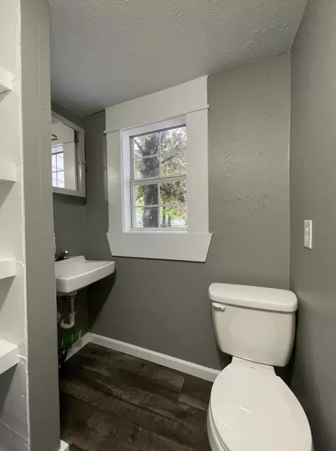 Bath - 911 S Missouri Ave, Springfield, MO 65806 photo 1 of 2