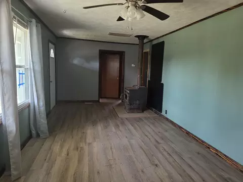 Living - 515 S Beverly St, Billings, MO 65610 photo 2 of 3