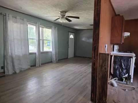 Living - 515 S Beverly St, Billings, MO 65610 photo 1 of 3