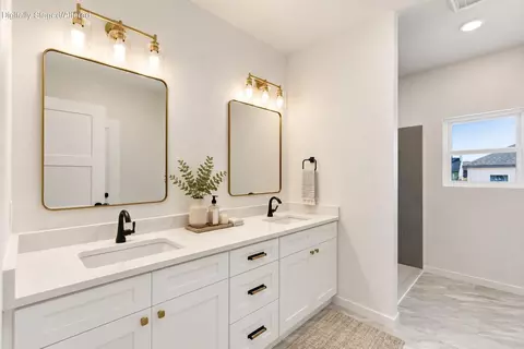 Bath - 148 E Kelce Ln, Republic, MO 65738 photo 3 of 7