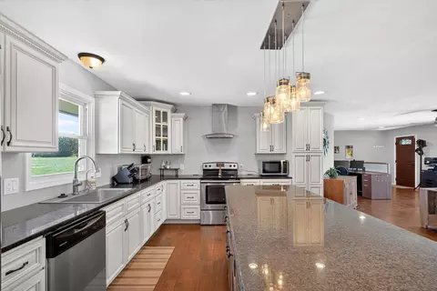 Kitchen - 4967 E Farm Road 66, Springfield, MO 65803 photo 4 of 4