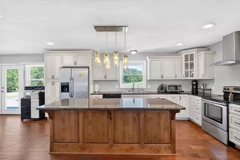 Kitchen - 4967 E Farm Road 66, Springfield, MO 65803 photo 2 of 4