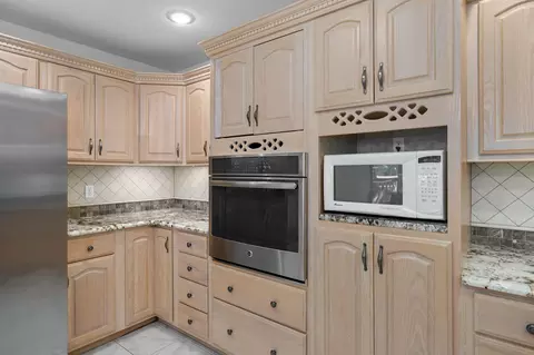 Kitchen - 2705 E Shady Glen Dr, Springfield, MO 65804 photo 2 of 3