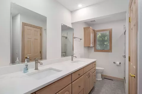 Bath - 2705 E Shady Glen Dr, Springfield, MO 65804 photo 3 of 4
