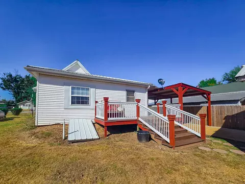 Exterior - 821 Main St, Cabool, MO 65689 photo 5 of 8