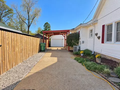 Exterior - 821 Main St, Cabool, MO 65689 photo 2 of 8