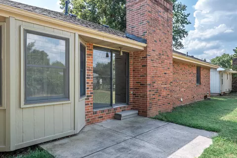 Exterior - 1141 E Cambridge St, Springfield, MO 65807 photo 7 of 8