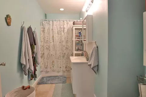 Bath - 648 S Peach Tree Ave, Springfield, MO 65802 photo 2 of 2