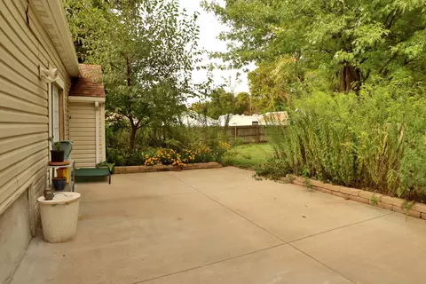 Exterior - 648 S Peach Tree Ave, Springfield, MO 65802 photo 2 of 19