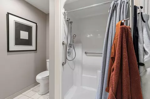 Bath - 645 S Augusta Dr, Springfield, MO 65809 photo 2 of 4