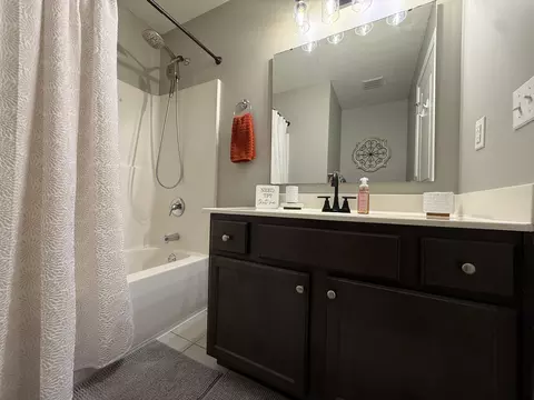 Bath - 900 S Natalie Ave, Springfield, MO 65802 photo 2 of 2