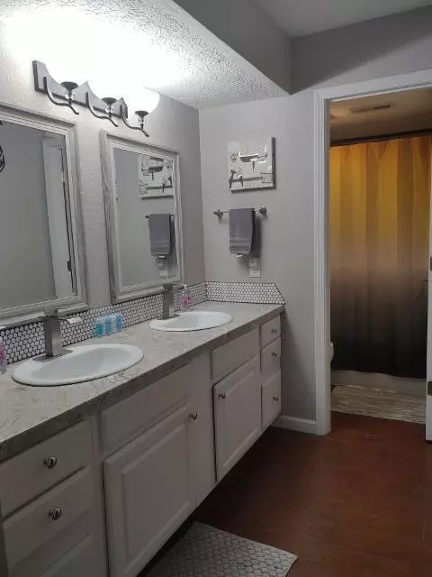 Bath - 40 Scenic Ct #3, Branson, MO 65616 photo 1 of 3