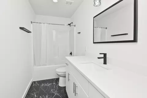 Bath - 3810 E Cherry St #32, Springfield, MO 65809 photo 7 of 9