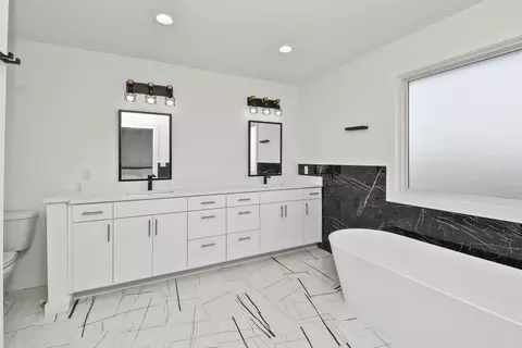 Bath - 3810 E Cherry St #32, Springfield, MO 65809 photo 3 of 9