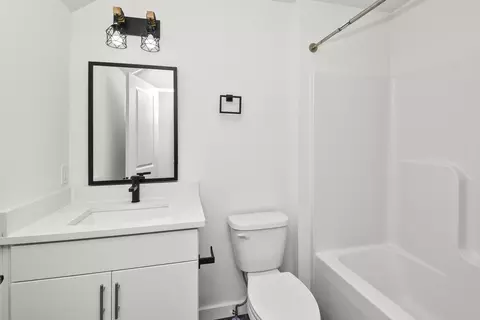 Bath - 3810 E Cherry St #32, Springfield, MO 65809 photo 9 of 9