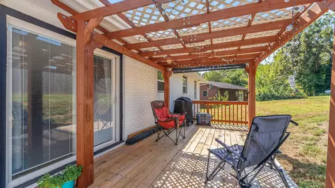 Exterior - 103 Circle Dr, Anderson, MO 64831 photo 4 of 10