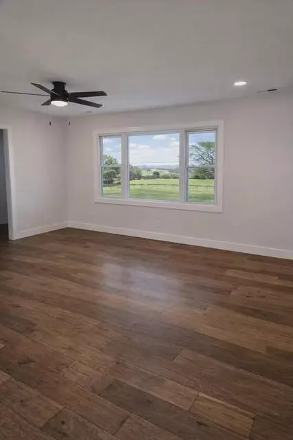 Living - 7291 Robin Ridge Ln, Strafford, MO 65757 photo 2 of 3