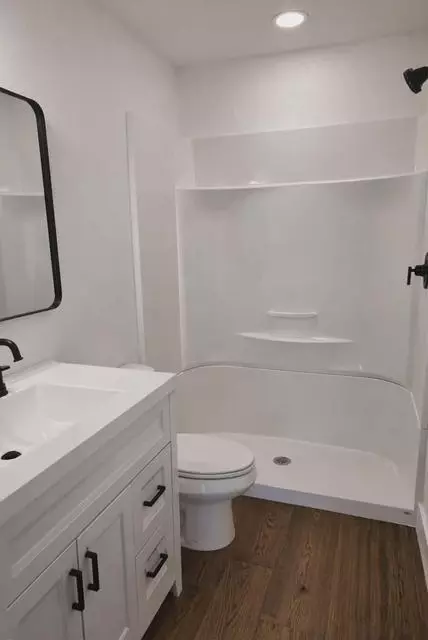 Bath - 7291 Robin Ridge Ln, Strafford, MO 65757 photo 1 of 3