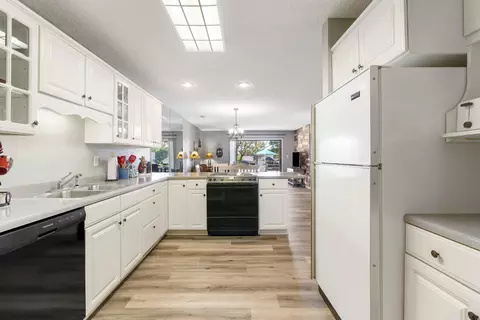Kitchen - 189 Avondale Dr #91-3, Branson, MO 65616 photo 2 of 5