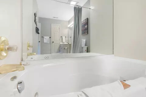 Bath - 189 Avondale Dr #91-3, Branson, MO 65616 photo 1 of 2