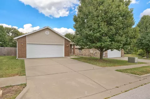 Exterior - 1257 E Mcclernon St, Springfield, MO 65803 photo 2 of 11