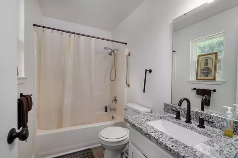 Bath - 1257 E Mcclernon St, Springfield, MO 65803 photo 2 of 2