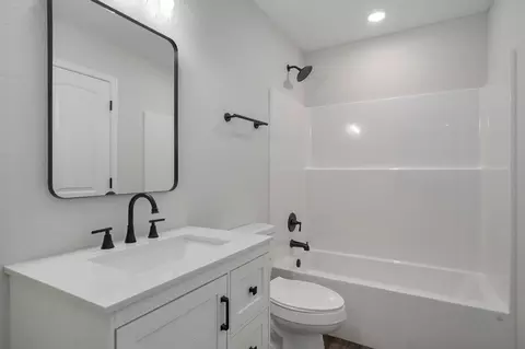 Bath - 314 N Park Ave, Aurora, MO 65605 photo 2 of 3