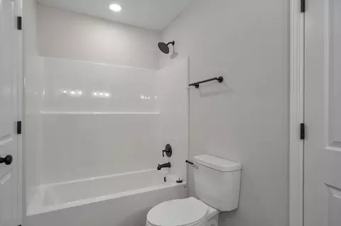 Bath - 314 N Park Ave, Aurora, MO 65605 photo 3 of 3