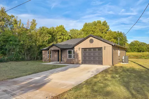 Exterior - 314 N Park Ave, Aurora, MO 65605 photo 7 of 9