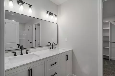 Bath - 314 N Park Ave, Aurora, MO 65605 photo 1 of 3