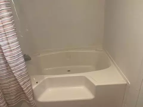 Bath - 213 E Garfield Ave, Seymour, MO 65746 photo 2 of 3