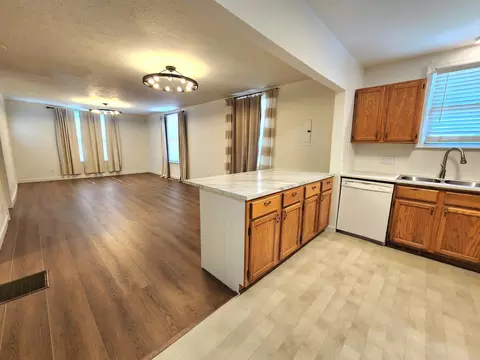Living - 1211 W Calhoun St, Springfield, MO 65802 photo 4 of 11