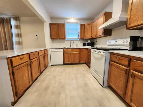 Kitchen - 1211 W Calhoun St, Springfield, MO 65802 photo 5 of 6