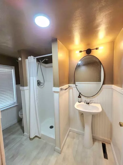 Bath - 1211 W Calhoun St, Springfield, MO 65802 photo 5 of 5