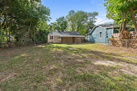 Exterior - 2036 N Pickwick Ave, Springfield, MO 65803 photo 5 of 9