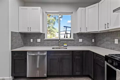 Kitchen - 659 W Bridgewood Ct, Springfield, MO 65803 photo 6 of 8
