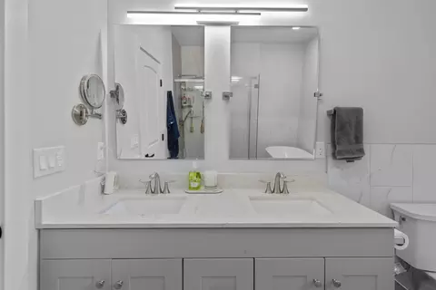 Bath - 659 W Bridgewood Ct, Springfield, MO 65803 photo 1 of 10