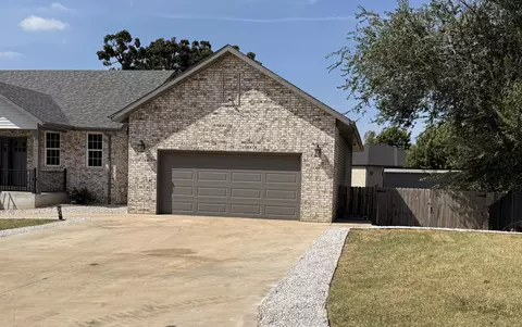 Exterior - 659 W Bridgewood Ct, Springfield, MO 65803 photo 2 of 7
