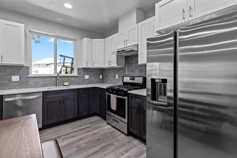 Kitchen - 659 W Bridgewood Ct, Springfield, MO 65803 photo 7 of 8