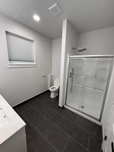Bath - 659 W Bridgewood Ct, Springfield, MO 65803 photo 8 of 10
