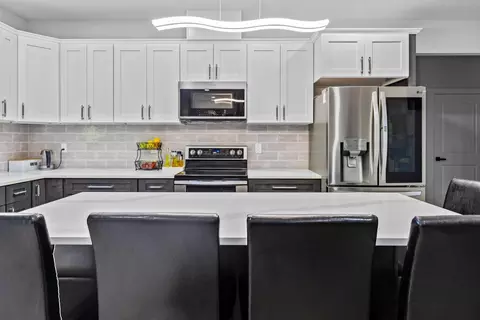 Kitchen - 659 W Bridgewood Ct, Springfield, MO 65803 photo 2 of 8