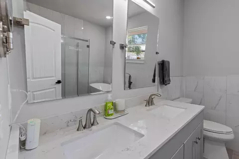 Bath - 659 W Bridgewood Ct, Springfield, MO 65803 photo 2 of 10