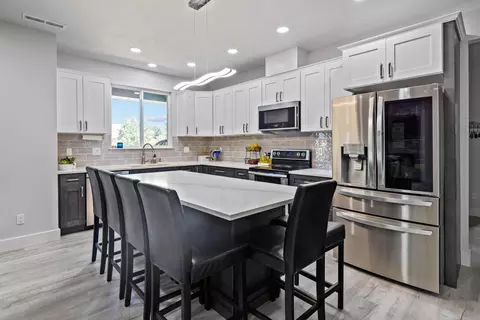 Kitchen - 659 W Bridgewood Ct, Springfield, MO 65803 photo 4 of 8