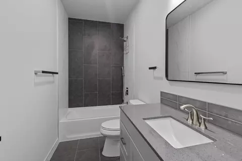 Bath - 659 W Bridgewood Ct, Springfield, MO 65803 photo 5 of 10